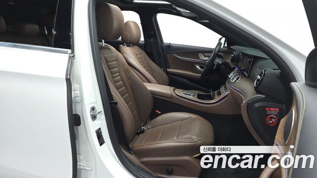 Mercedes-Benz E-Class 2021 — photo 17
