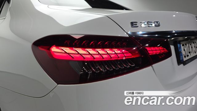Mercedes-Benz E-Class 2021 — photo 9