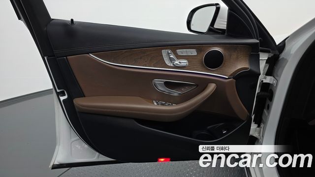 Mercedes-Benz E-Class 2021 — photo 14