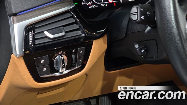 BMW 5-Series 2020 — photo 19