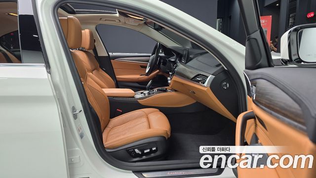 BMW 5-Series 2020 — photo 16