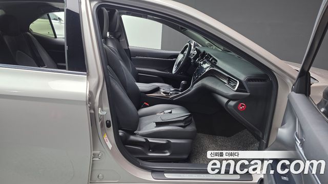 Toyota Camry 2018 — photo 16