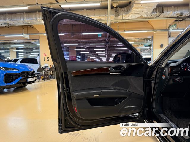 Audi A8 2012 — photo 11