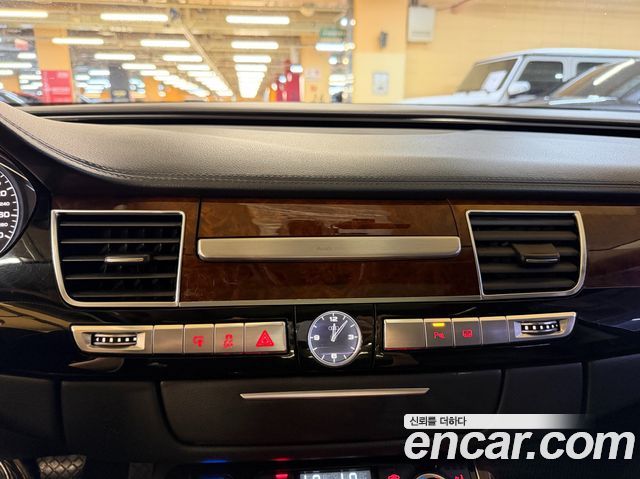 Audi A8 2012 — photo 17