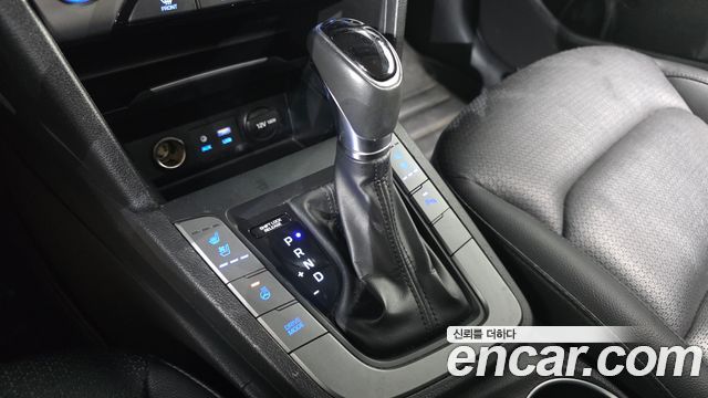 Hyundai AVANTE 2018 — photo 12