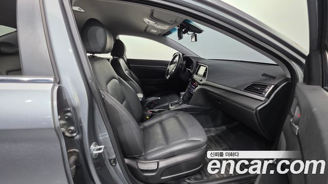 Hyundai AVANTE 2018 — photo 13