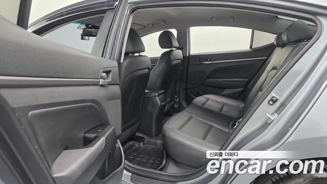 Hyundai AVANTE 2018 — photo 28