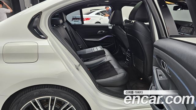 BMW 3-Series 2019 — photo 17