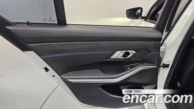 BMW 3-Series 2019 — photo 15