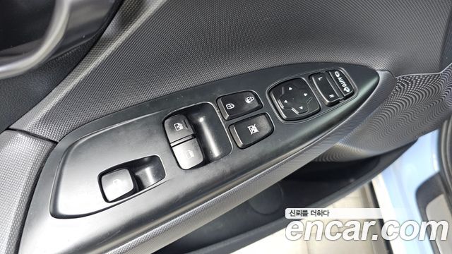 Hyundai Veloster 2019 — photo 28