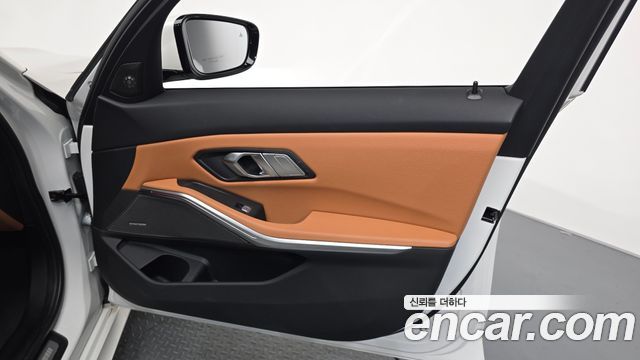 BMW 3-Series 2023 — photo 14