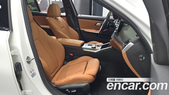 BMW 3-Series 2023 — photo 16