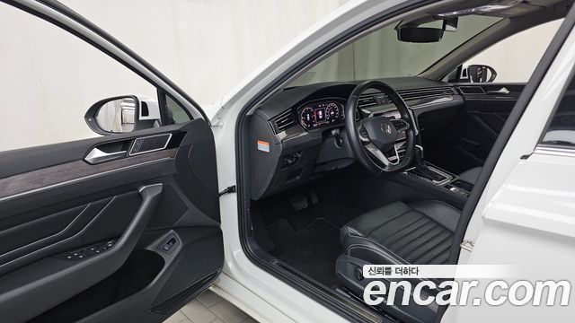 Volkswagen Passat 2021 — photo 13