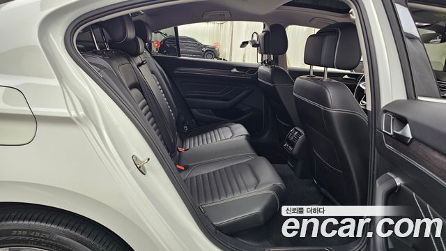 Volkswagen Passat 2021 — photo 18