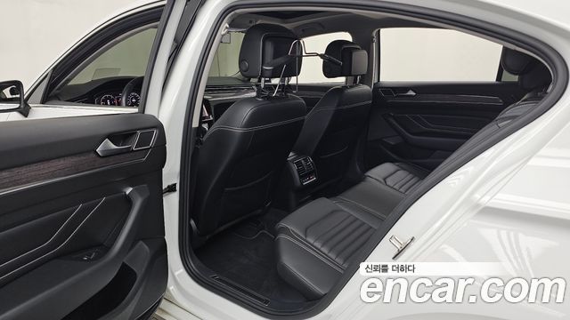 Volkswagen Passat 2021 — photo 16