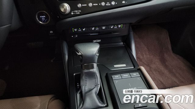 Lexus ES 2022 — photo 12