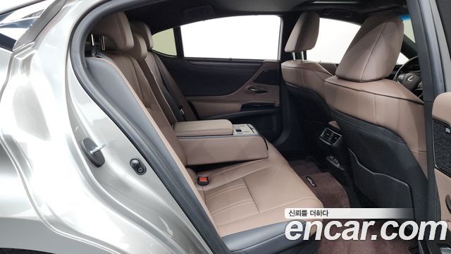 Lexus ES 2022 — photo 17