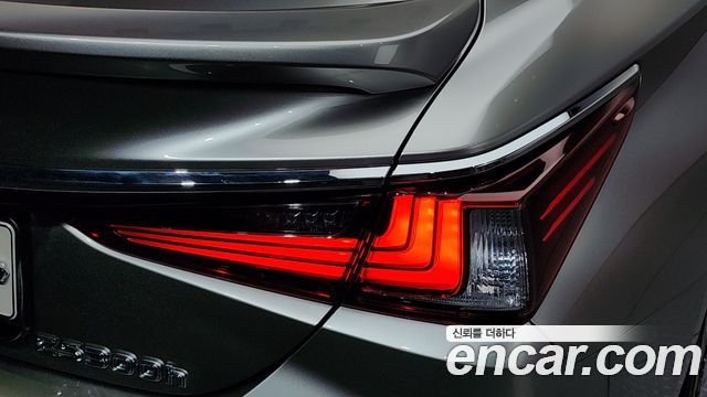 Lexus ES 2022 — photo 9