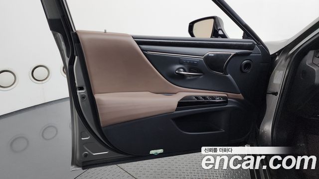 Lexus ES 2022 — photo 14
