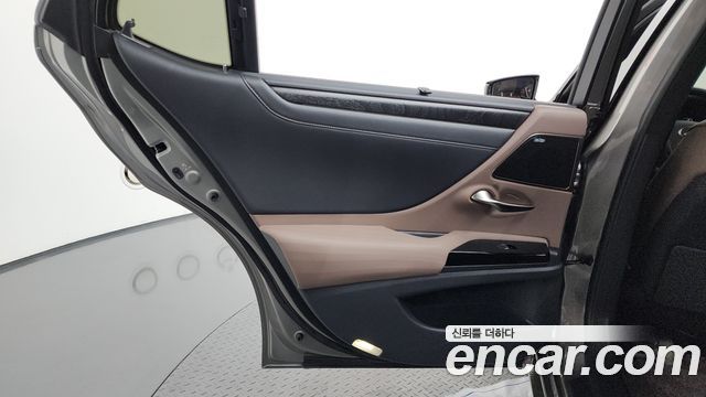 Lexus ES 2022 — photo 15