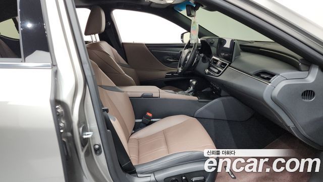 Lexus ES 2022 — photo 16