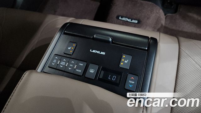 Lexus ES 2022 — photo 33