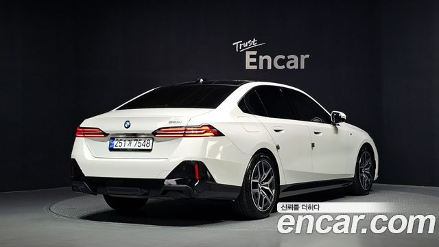 BMW 5-Series 2024 — photo 2