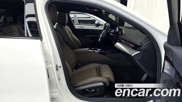 BMW 5-Series 2024 — photo 9