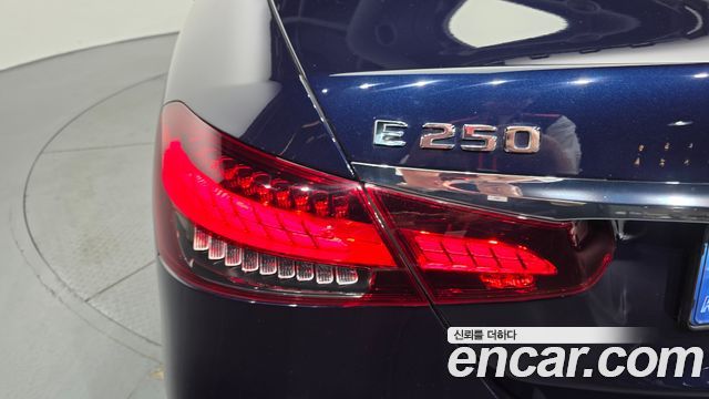 Mercedes-Benz E-Class 2021 — photo 9