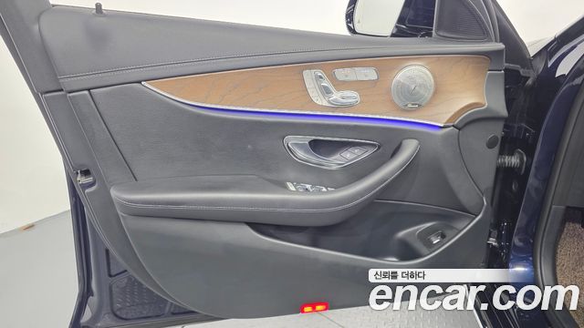 Mercedes-Benz E-Class 2021 — photo 14