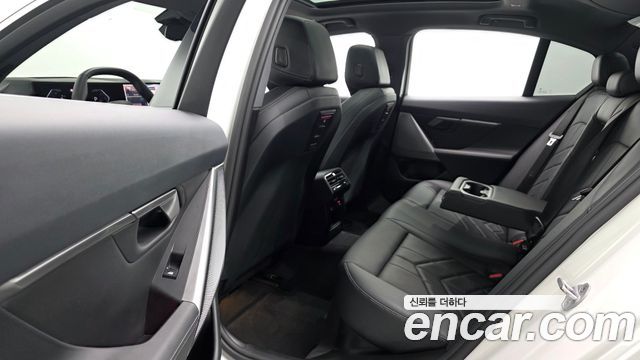 BMW 5-Series 2024 — photo 17