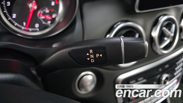 Mercedes-Benz GLA-Class 2018 — photo 12