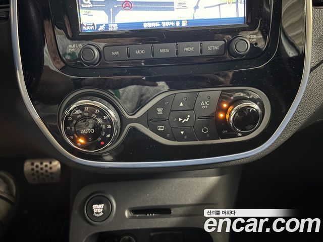 Renault Korea QM3 2017 — photo 10