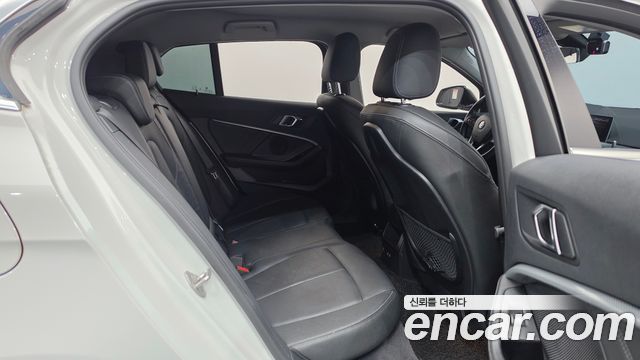 BMW 1-Series 2021 — photo 11