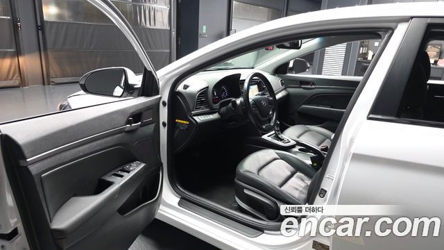 Hyundai AVANTE 2016 — photo 10