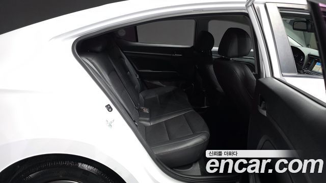 Hyundai AVANTE 2016 — photo 12