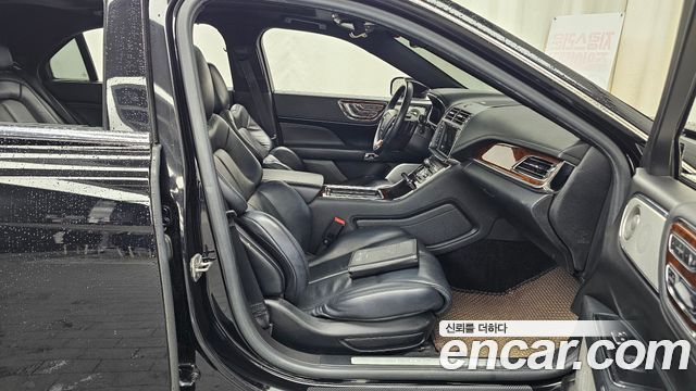 Lincoln Continental 2017 — photo 11