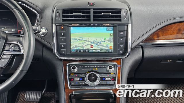 Lincoln Continental 2017 — photo 14