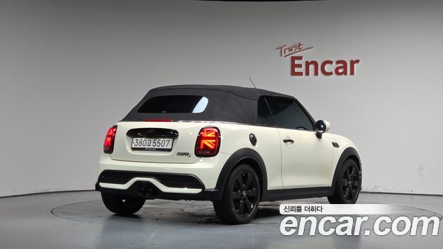 Mini Cooper Convertible 2022 — photo 26
