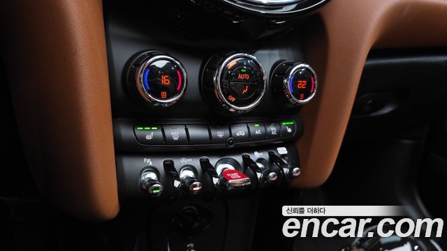 Mini Cooper Convertible 2022 — photo 32