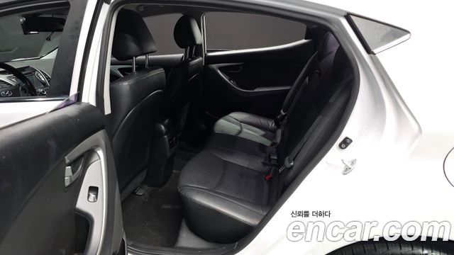 Hyundai AVANTE 2016 — photo 12