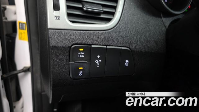 Hyundai AVANTE 2016 — photo 18