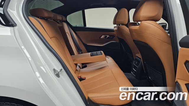 BMW 3-Series 2023 — photo 18