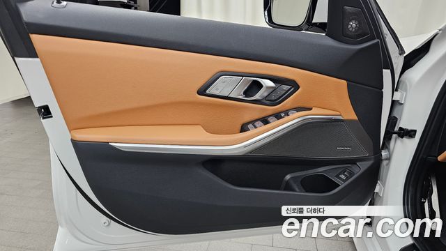 BMW 3-Series 2023 — photo 14