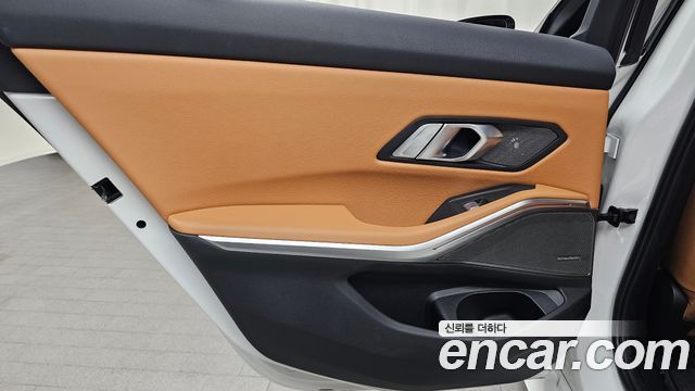 BMW 3-Series 2023 — photo 15