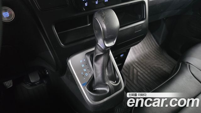 Hyundai Staria 2025 — photo 12
