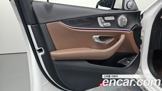 Mercedes-Benz E-Class 2017 — photo 14