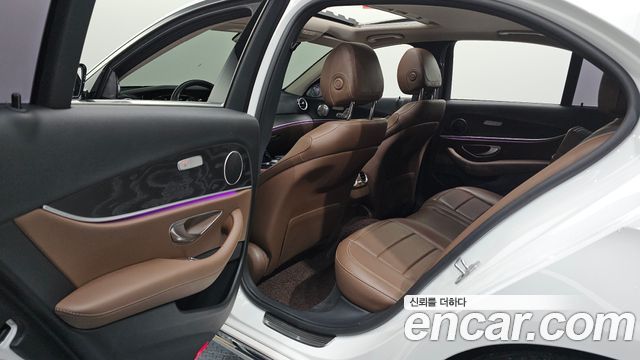 Mercedes-Benz E-Class 2017 — photo 16