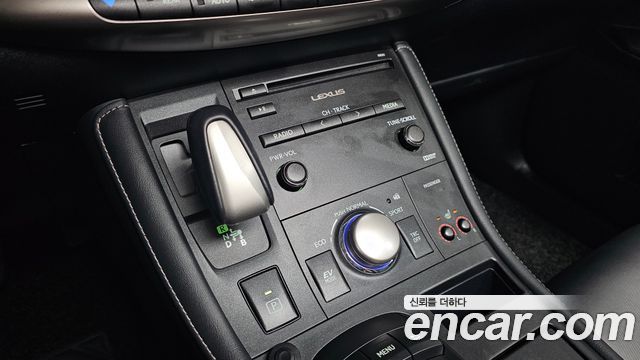 Lexus CT200h 2015 — photo 9