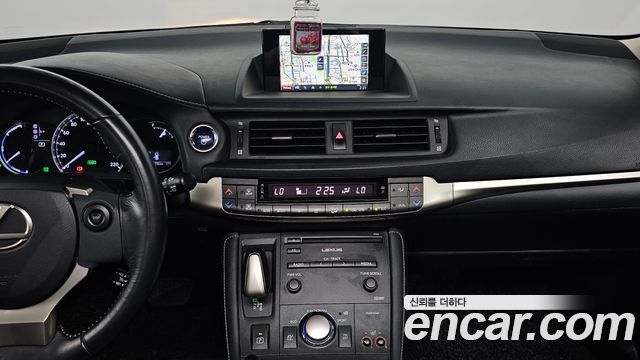 Lexus CT200h 2015 — photo 14
